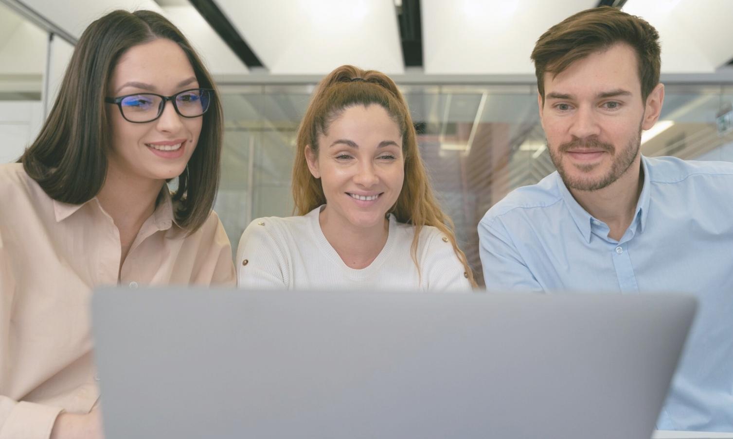 Espace de formation moderne avec tables et matériel pédagogique